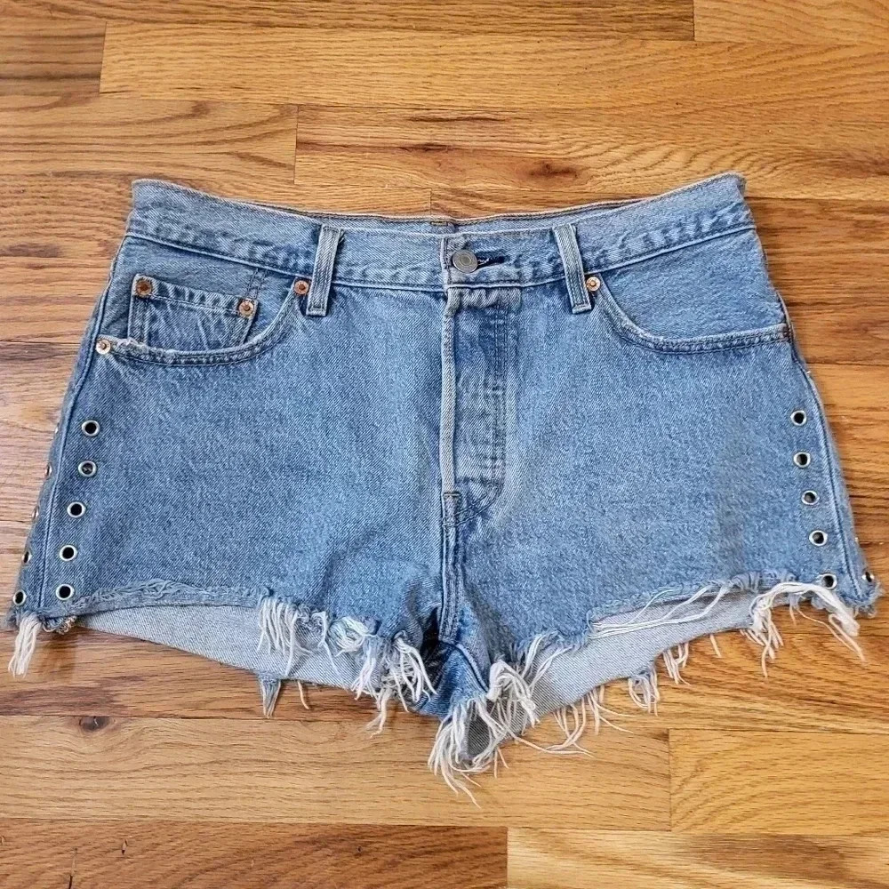 Levi’s 501 Cut Off Fringe Hem Grommets Side Details Button Up Jean Shorts(29)